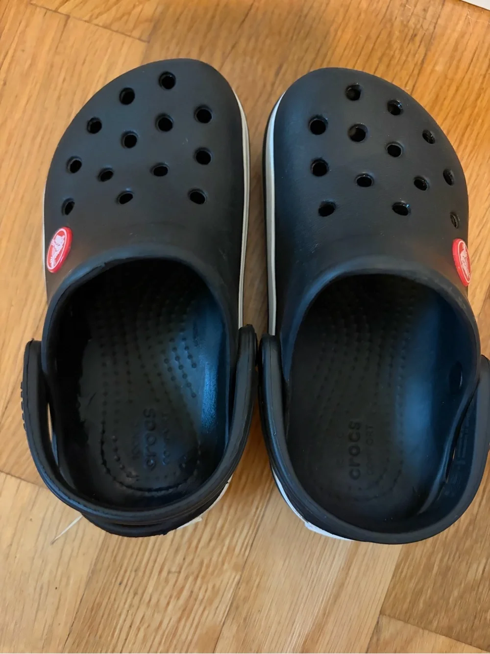 Kid’s black Croc slip on shoe with white band size 8